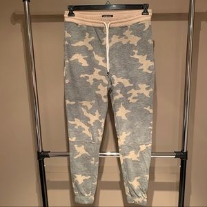 Elwood Men’s Camo Joggers - Size Large